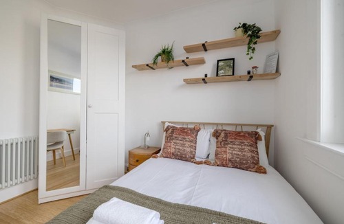 Longcroft Apartment | Barnton Grove Getaway