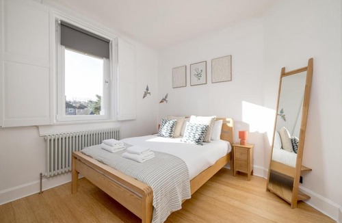 Longcroft Apartment | Barnton Grove Getaway