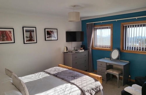 Dalgety Bay Bed & Breakfast | Bay and Bridge near Edinburgh