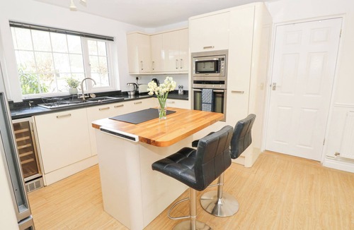 Bembridge Cottage | BAY COTTAGE, pet friendly, character holiday cottage in Bembridge