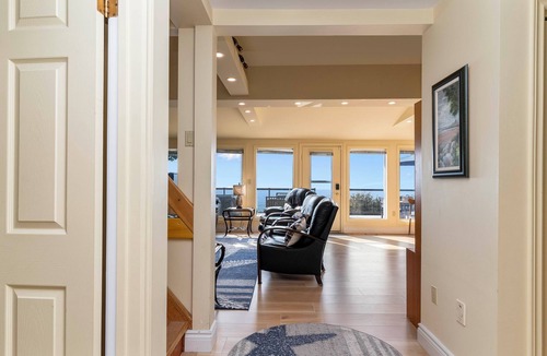 Bayfield Cottage | Bayfield Lakefront Retreat Sunset Hot Tub Sleeps 10