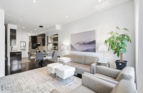 Lawrence Park Apartment | Bayview Townhouse 2BR & Parking