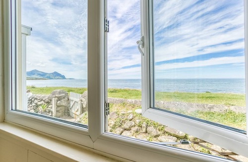 Dinas Cottage | Beach Bungalow - sleeps 6 guests in 3 bedrooms
