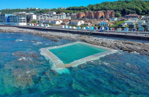Westleigh Ski Chalet | Beach Cottage 43, A stone's throw from the sea