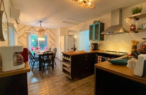 Plympton-Wyoming Cottage | *Beach Walk, Hot Tub & Private Pickleball Gem*