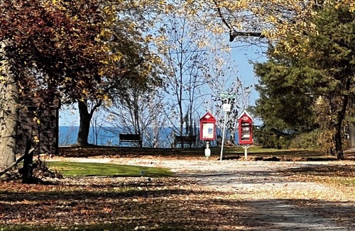 Plympton-Wyoming Cottage | *Beach Walk, Hot Tub & Private Pickleball Gem*