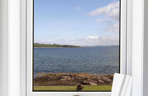 Kilchattan Bay Apartment | Beachfront Apartment with Stunning Sea Views