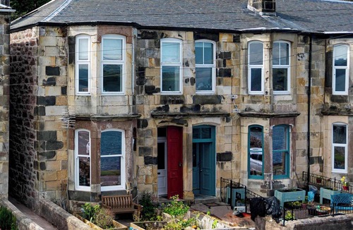 Kilchattan Bay Apartment | Beachfront Apartment with Stunning Sea Views