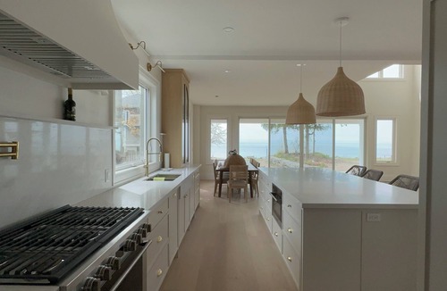 Dunnville House | Beachfront Luxury Lake Erie *Sleeps 14* HOT TUB. Great for Hosting Groups