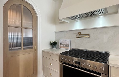 Dunnville House | Beachfront Luxury Lake Erie *Sleeps 14* HOT TUB. Great for Hosting Groups