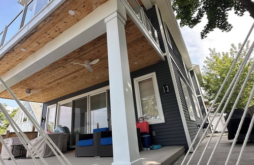 Dunnville House | Beachfront Luxury Lake Erie *Sleeps 14* HOT TUB. Great for Hosting Groups