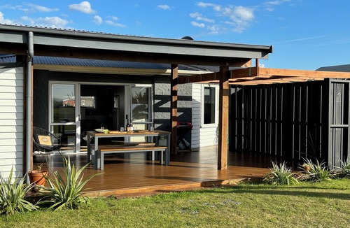 Hokitika House | Beachfront Retreat on Revell - Sunsets & Fire Pit