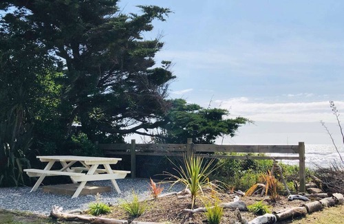 Hokitika House | Beachfront Retreat on Revell - Sunsets & Fire Pit