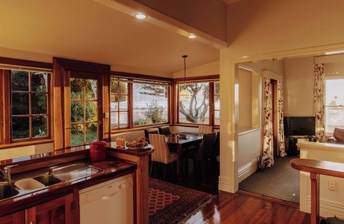 Kaikoura House | Beachfront Villa | Spacious | Mountain Outlook - KK87184
