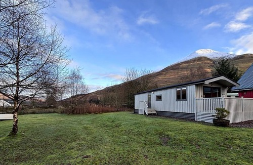 Crianlarich Cottage | Beautiful 1 bedroom chalet with loch and lambing meadow views