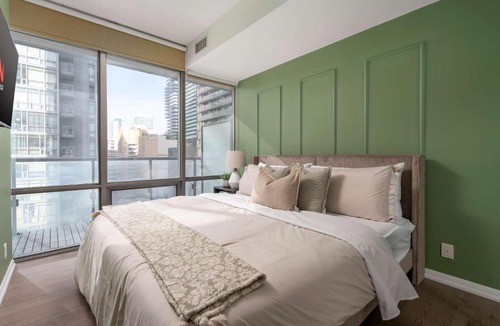 Bay Cloverhill Apartment | Beautiful 2BR 2BA w 4 Beds Near Yorkville Bloor