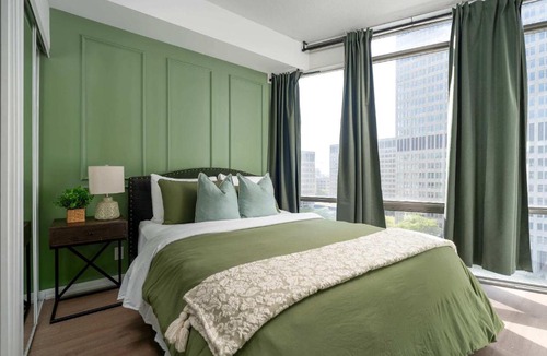 Bay Cloverhill Apartment | Beautiful 2BR 2BA w 4 Beds Near Yorkville Bloor