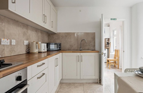 Green Street East House | Beautiful 4-bedroom house in Greater London perfect for your stay