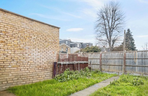 Green Street East House | Beautiful 4-bedroom house in Greater London perfect for your stay
