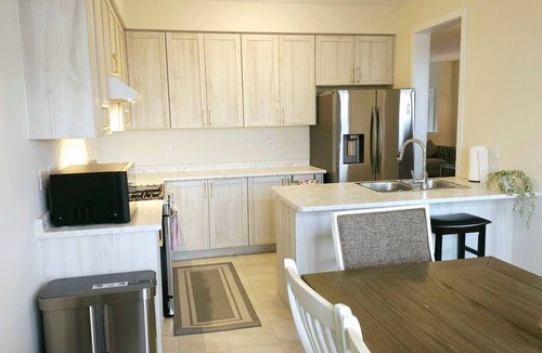 Welland House | Beautiful 4-bedroom house with WiFi and AC in wonderful Welland lic# 289.