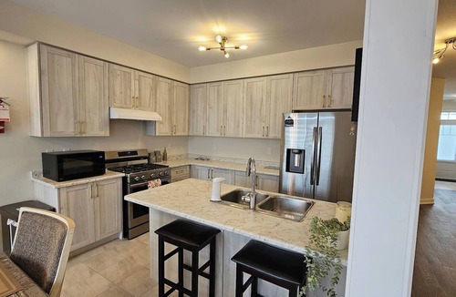 Welland House | Beautiful 4-bedroom house with WiFi and AC in wonderful Welland lic# 289.