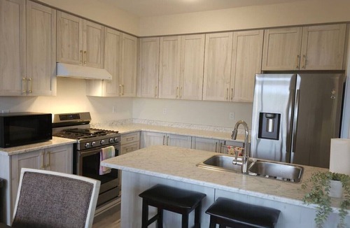 Welland House | Beautiful 4-bedroom house with WiFi and AC in wonderful Welland lic# 289.