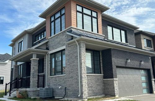 Thorold House | Beautiful 4BR Niagara Falls Getaway Sleeps 7 Free Parking Fast WiFi Family & Group Friendly