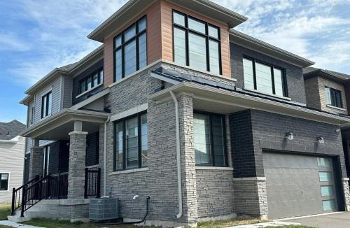 Thorold House | Beautiful 4BR Niagara Falls Getaway Sleeps 7 Free Parking Fast WiFi Family & Group Friendly
