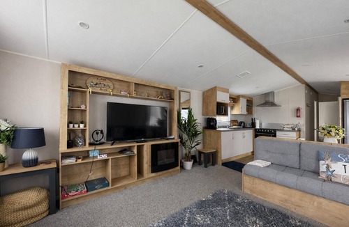 Hopton House | Beautiful 6 berth caravan with decking in Norfolk ref 89001MV