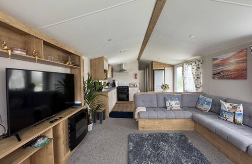 Hopton House | Beautiful 6 berth caravan with decking in Norfolk ref 89001MV