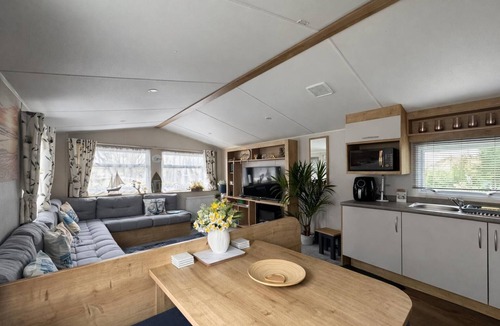 Hopton House | Beautiful 6 berth caravan with decking in Norfolk ref 89001MV