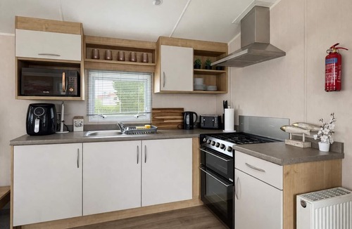 Hopton House | Beautiful 6 berth caravan with decking in Norfolk ref 89001MV