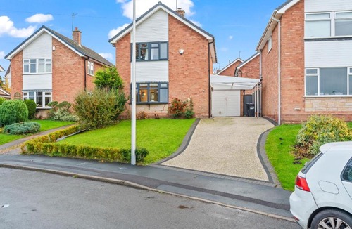 Cosford House | Beautiful Albrighton Village Stay! Driveway 3 Double Beds 1 Single 2 WC - OFF M54 RAF Cosford Shifnal Telford Oxley Staffordshire -JLR Wolves Stafford I54 Business Park- 10 Mins to M6- 40 Mins to NEC Regular & Long Work Stays available - Samina- ARZ Stays