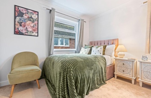 Cosford House | Beautiful Albrighton Village Stay! Driveway 3 Double Beds 1 Single 2 WC - OFF M54 RAF Cosford Shifnal Telford Oxley Staffordshire -JLR Wolves Stafford I54 Business Park- 10 Mins to M6- 40 Mins to NEC Regular & Long Work Stays available - Samina- ARZ Stays