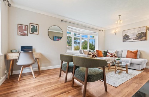 Cosford House | Beautiful Albrighton Village Stay! Driveway 3 Double Beds 1 Single 2 WC - OFF M54 RAF Cosford Shifnal Telford Oxley Staffordshire -JLR Wolves Stafford I54 Business Park- 10 Mins to M6- 40 Mins to NEC Regular & Long Work Stays available - Samina- ARZ Stays