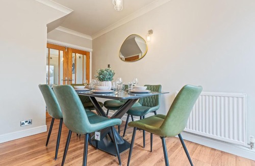 Cosford House | Beautiful Albrighton Village Stay! Driveway 3 Double Beds 1 Single 2 WC - OFF M54 RAF Cosford Shifnal Telford Oxley Staffordshire -JLR Wolves Stafford I54 Business Park- 10 Mins to M6- 40 Mins to NEC Regular & Long Work Stays available - Samina- ARZ Stays
