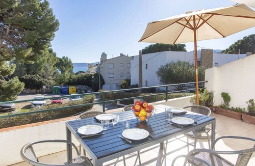 Llanca Apartment | Beautiful apartment for 5 people with WIFI, TV, terrace and pets allowed