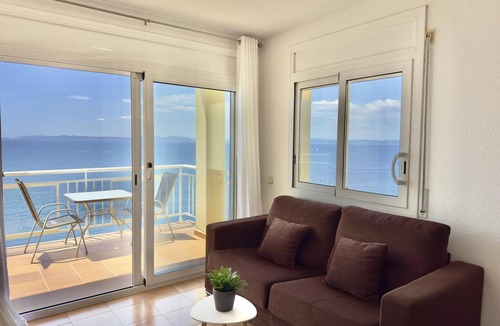 Almadraba-Canyelles Apartment | Beautiful apartment with pool, air conditioning, and parking 700m from Roses beach