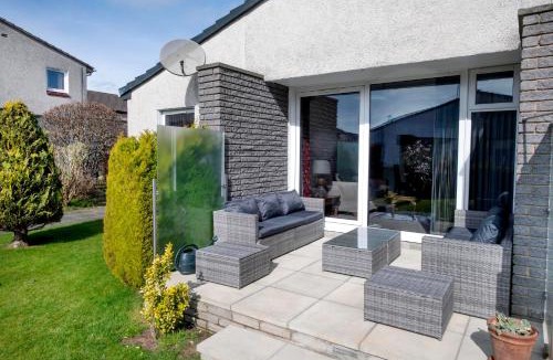 Longcroft House | Beautiful attractive house free parking near Airport