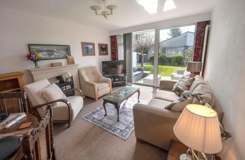 Longcroft House | Beautiful attractive house free parking near Airport
