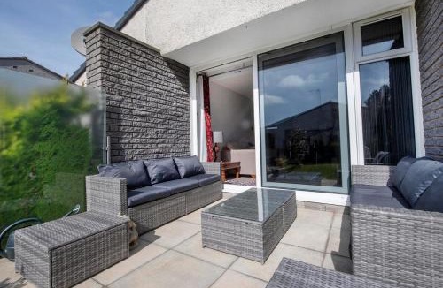 Longcroft House | Beautiful attractive house free parking near Airport