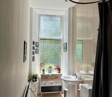 North West House | Beautiful Double Room in Idyllic West End Townhouse