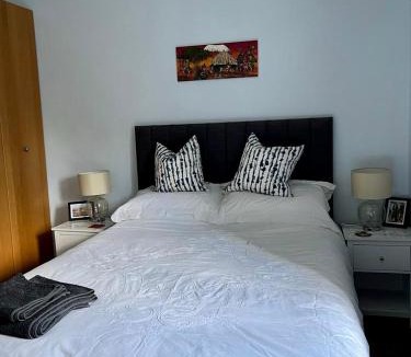 North West House | Beautiful Double Room in Idyllic West End Townhouse