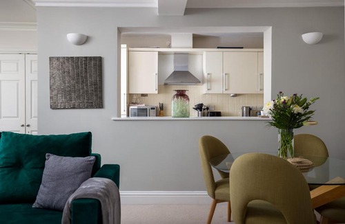 Cheltenham Apartment | Beautiful Ground Floor Apartment - Next To Cheltenham Ladies College Own Parking