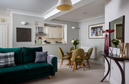 Cheltenham Apartment | Beautiful Ground Floor Apartment - Next To Cheltenham Ladies College Own Parking