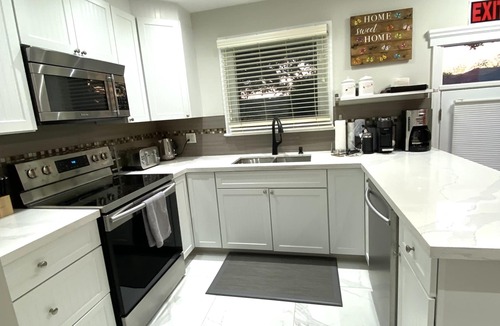 Niagara Falls House | Beautiful house in Niagara Parkway, near hiking and biking trails!