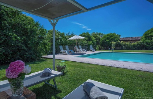 Pozzolengo Villa | Beautiful apartment in villa for 2 guests with pool, A/C, WIFI and pets allowed, close to Sirmione