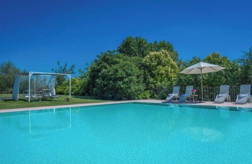 Pozzolengo Villa | Beautiful apartment in villa for 2 guests with pool, A/C, WIFI and pets allowed, close to Sirmione