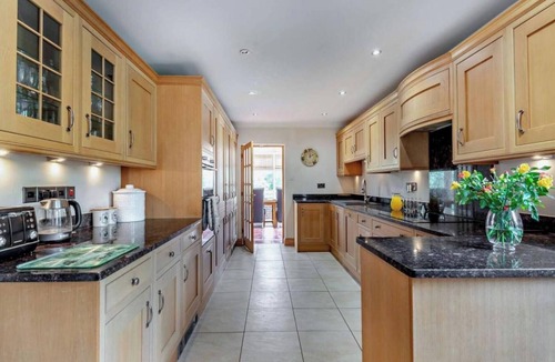 Abbess Roding House | Beautiful Kent Country Cottage Sleeps 8 with Hot Tub and Country Walks.