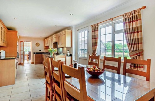 Abbess Roding House | Beautiful Kent Country Cottage Sleeps 8 with Hot Tub and Country Walks.